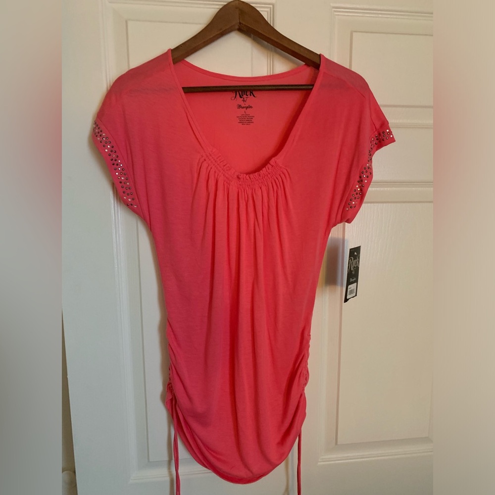 Wrangler Rock 47 women’s dress tee.Size L. Brand new.
